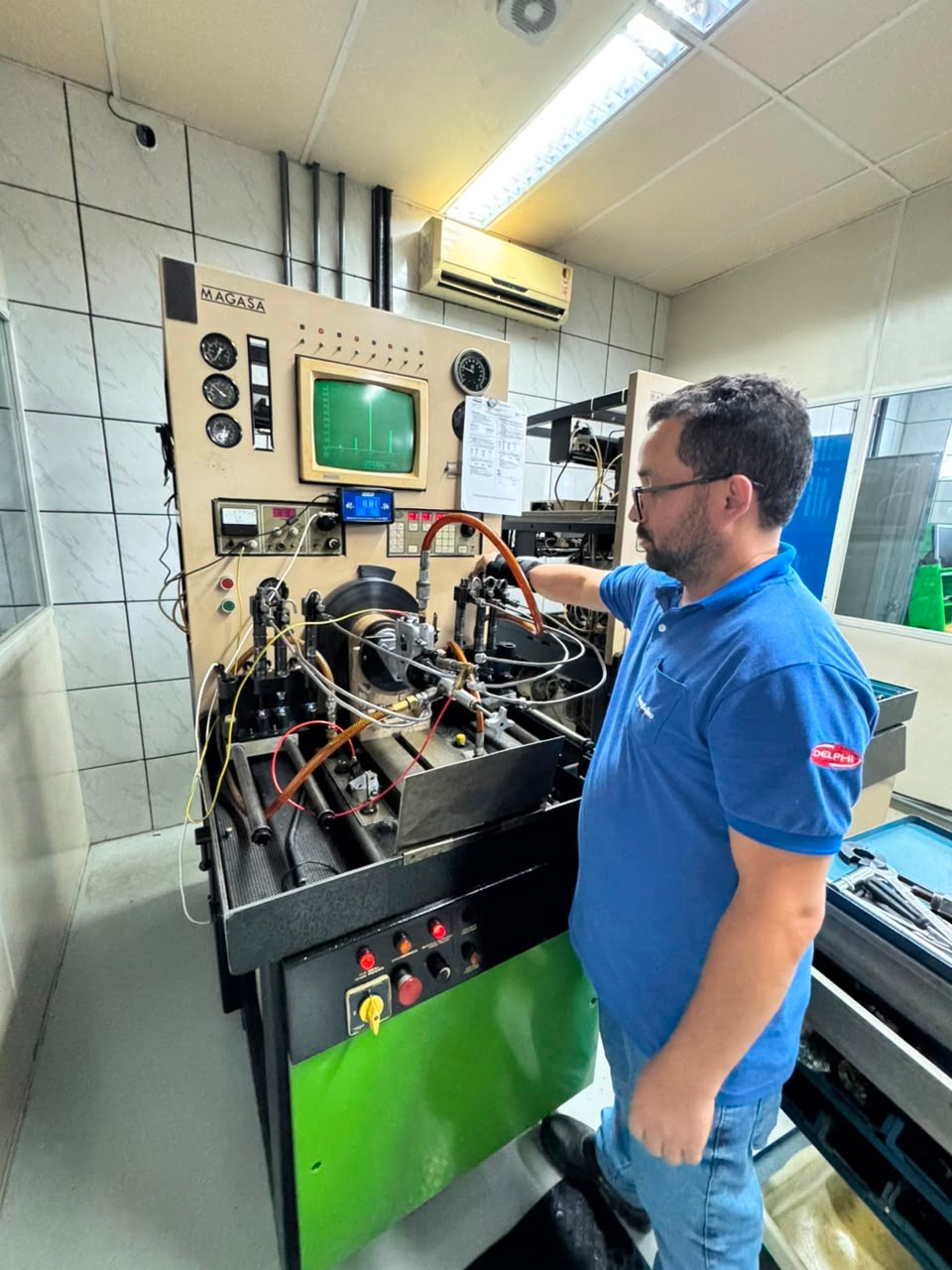 Profissional realizando testes em componentes de injeção diesel